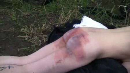 Дуже жорстке реальне побиття шведської рабині в лісі