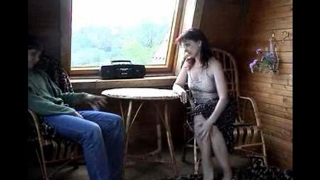 Син трахнув свою матір у країні