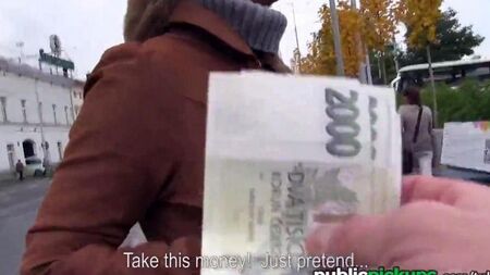 Блондинка трахає гроші за новий диван