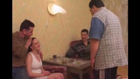 П'яний дядько з друзями робить інцест з племінницею