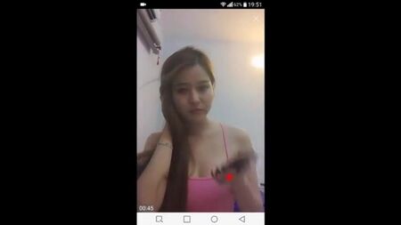 В'єтнамка стискає свої груди й оголює їх перед камерою