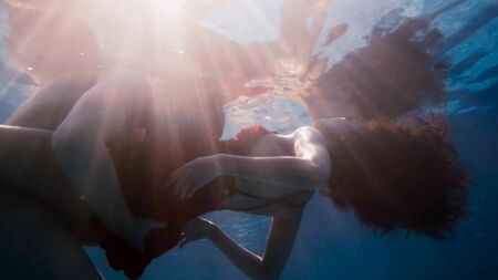 Мумбі Майна, Тіна Десаї, Джеймі Клейтон оголені — «Sense8» (2017) 2 сезон, 5 серія, HD 1080p, онлайн