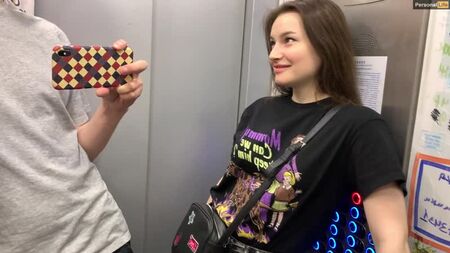 Кращий друг вмовив мене зробити йому мінет у під'їзді