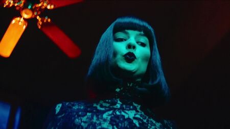Марго Роббі, Катаріна Кас — «Термінал» (2018) HD 1080p Оголені сцени? Гаряче! Дивитися онлайн