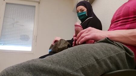 Чоловік мастурбує в черзі на вакцинацію від коронавірусу