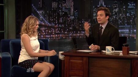 Елізабет Олсен у сексуальному образі — «Late Night with Jimmy Fallon» (2011)