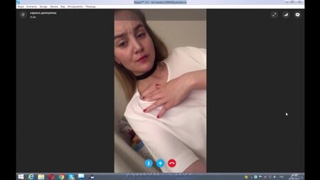російська оголена дівчина показує груди та піхву у Skype, Москва