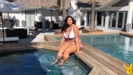 Модель Playboy Playmate розміру «плюс» ЛаТесія Томас — лукбук купальників