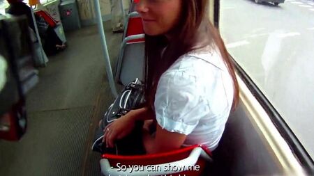 Незнайомець смокче хлопця в кущах