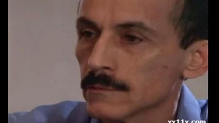Дівчина здавалася клієнту в барі