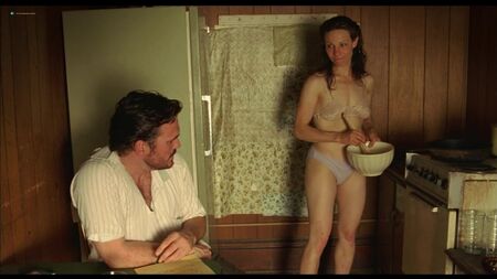 Маріса Томей, Емілі Хіннек, Лілі Тейлор оголені — «Фактотум» (2005) HD 1080p, веб-версія