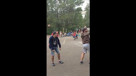 Вожаті Ваня та Ілля виконують танець «Соку соку бачі бачі»)))) Дивимося та вчимося)