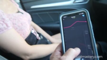 Іграшка-вібратор з дистанційним керуванням у торговому центрі з публічним сексом