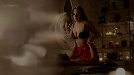 Елізабет Гілліс — «Династія», 2 сезон, 21 серія (2018) HD 1080p. Оголена? Сексуально! Дивитися онлайн