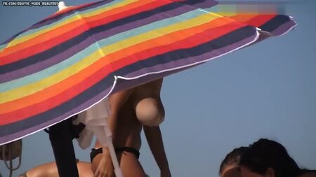 Пляж для топлес із великими грудьми