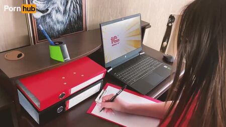 Мій бос знову мене трахає, поки чоловік чекає вдома