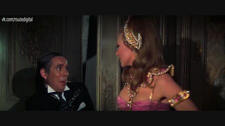 Урсула Андресс, Далія Лаві та ін. — «Казино „Рояль“» (1967) HD 1080p BluRay. Оголені сцени? Сексуально! Дивитися онлайн