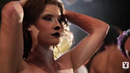 Аманда Черні зробила боді-арт для журналу «Playboy»