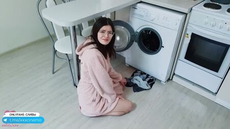 Моя зведена сестра НЕ застрягла в пральній машині, а підхопила мене, коли я хотів трахнути її кицьку