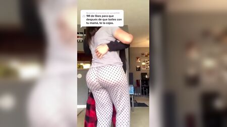 Він знімає свою зрілу жінку і викладає відео в TikTok