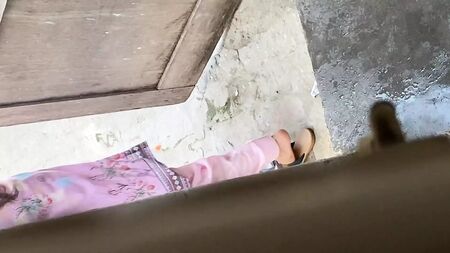 Перегляньте повне відео, на якому сільська дівчина купається в струмку повністю оголеною