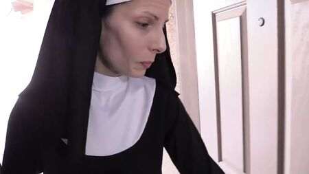 Дружина: Божевільний секс з монахинею в панчохах