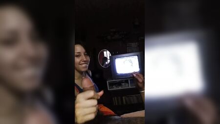 Молода дівчина, яка чудово робить мінет