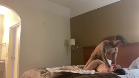 Мотель: «Зроби це з моєю дівчиною з Tinder»