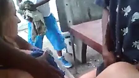 Повія дозволяє чоловікам обмацувати себе на людях просто неба