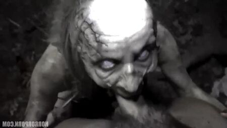 HorrorPorn: чоловік трахає двох фальшивих зомбі (порно, секс, хардкор, мінет, секс утрьох, повна версія, xxx, пари, цицьки, дупа, мінет, лизання)